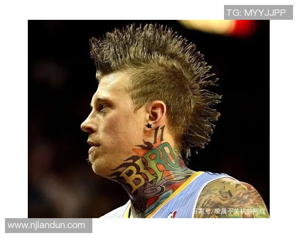 足球场上的风云人物鸡冠头黑人展现非凡技巧与激情的完美结合